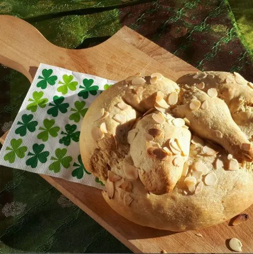 Neujahrsbrezel/Osterlamm aus Hefeteig ohne Zuckerzusatz